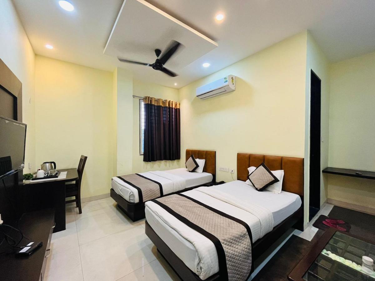 Jmc Hotel Lavish Akolia Bagian luar foto