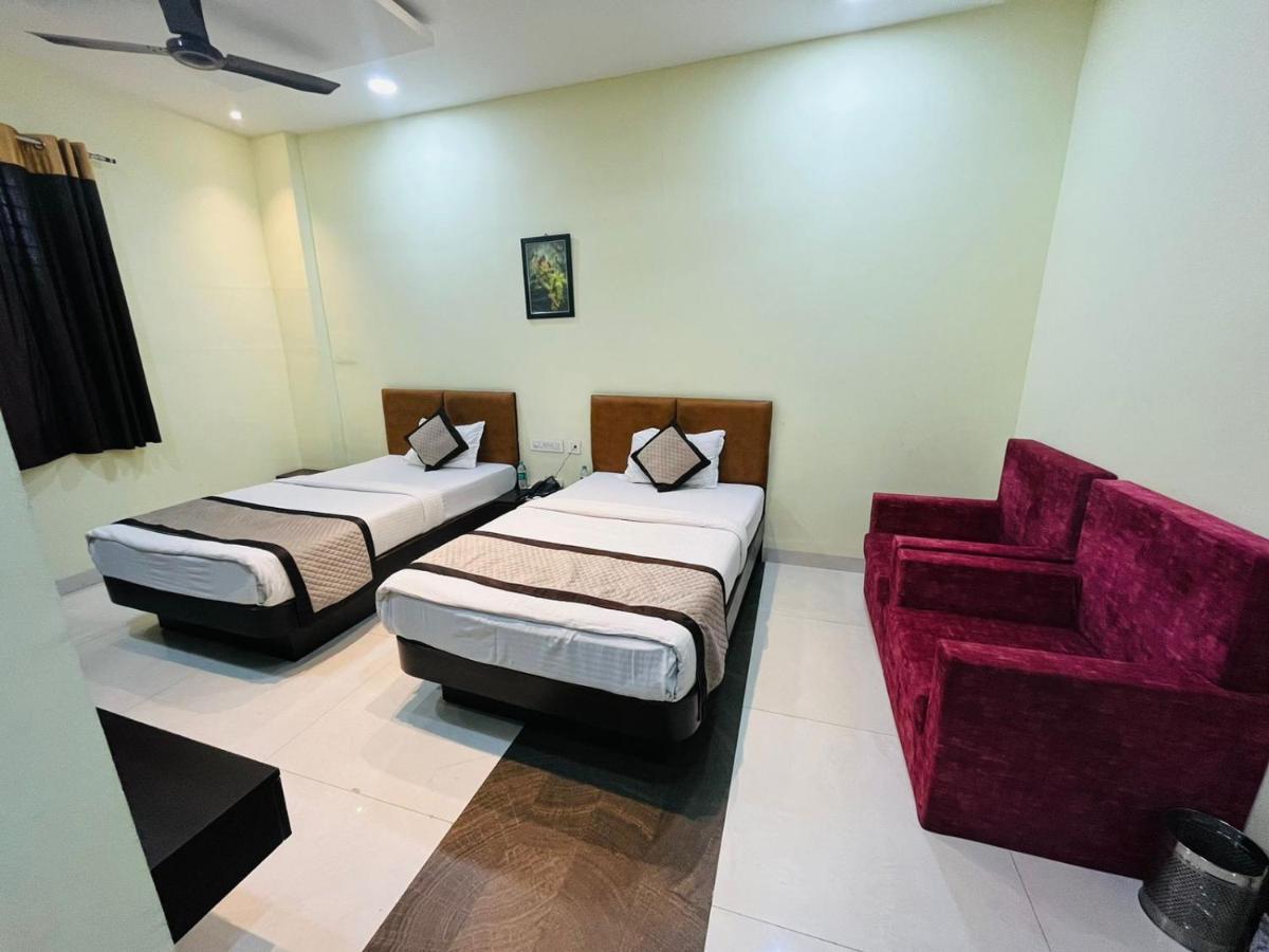 Jmc Hotel Lavish Akolia Bagian luar foto