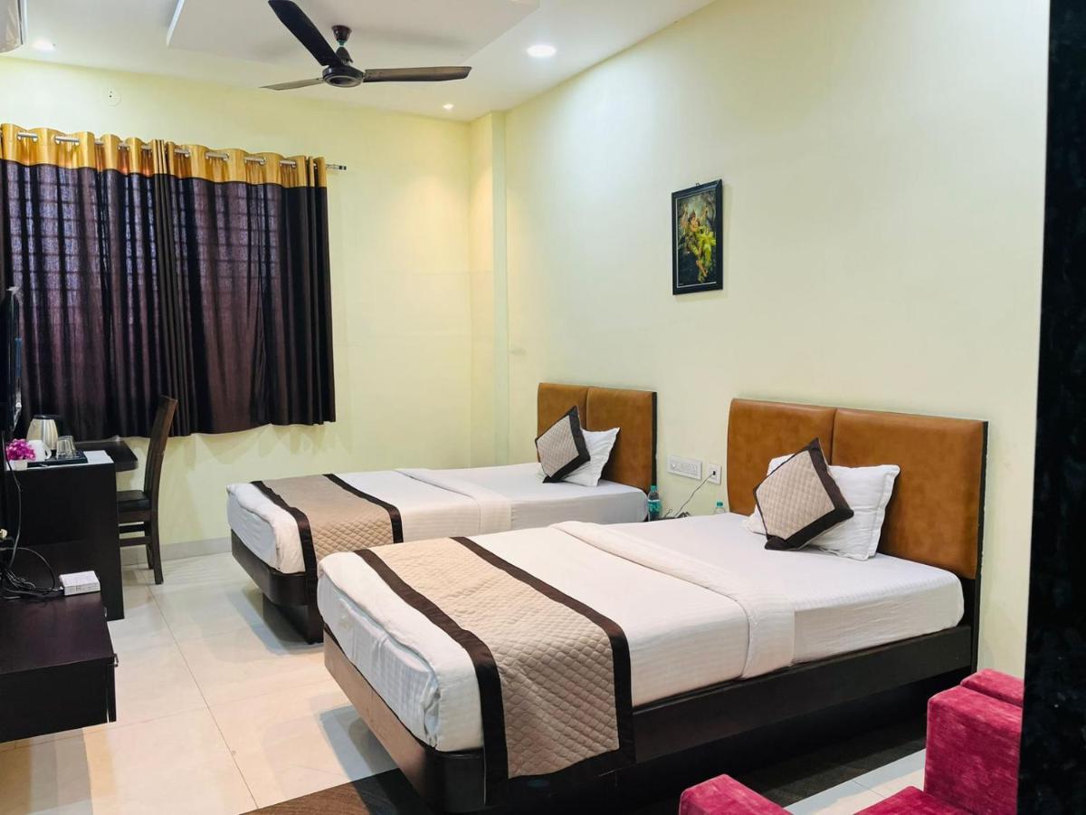 Jmc Hotel Lavish Akolia Bagian luar foto