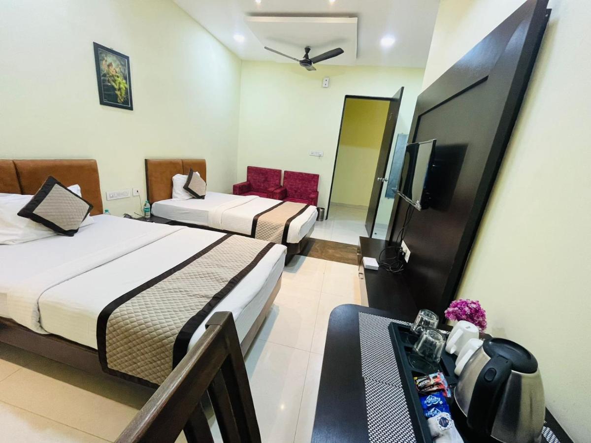 Jmc Hotel Lavish Akolia Bagian luar foto
