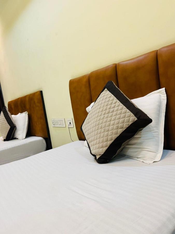 Jmc Hotel Lavish Akolia Bagian luar foto