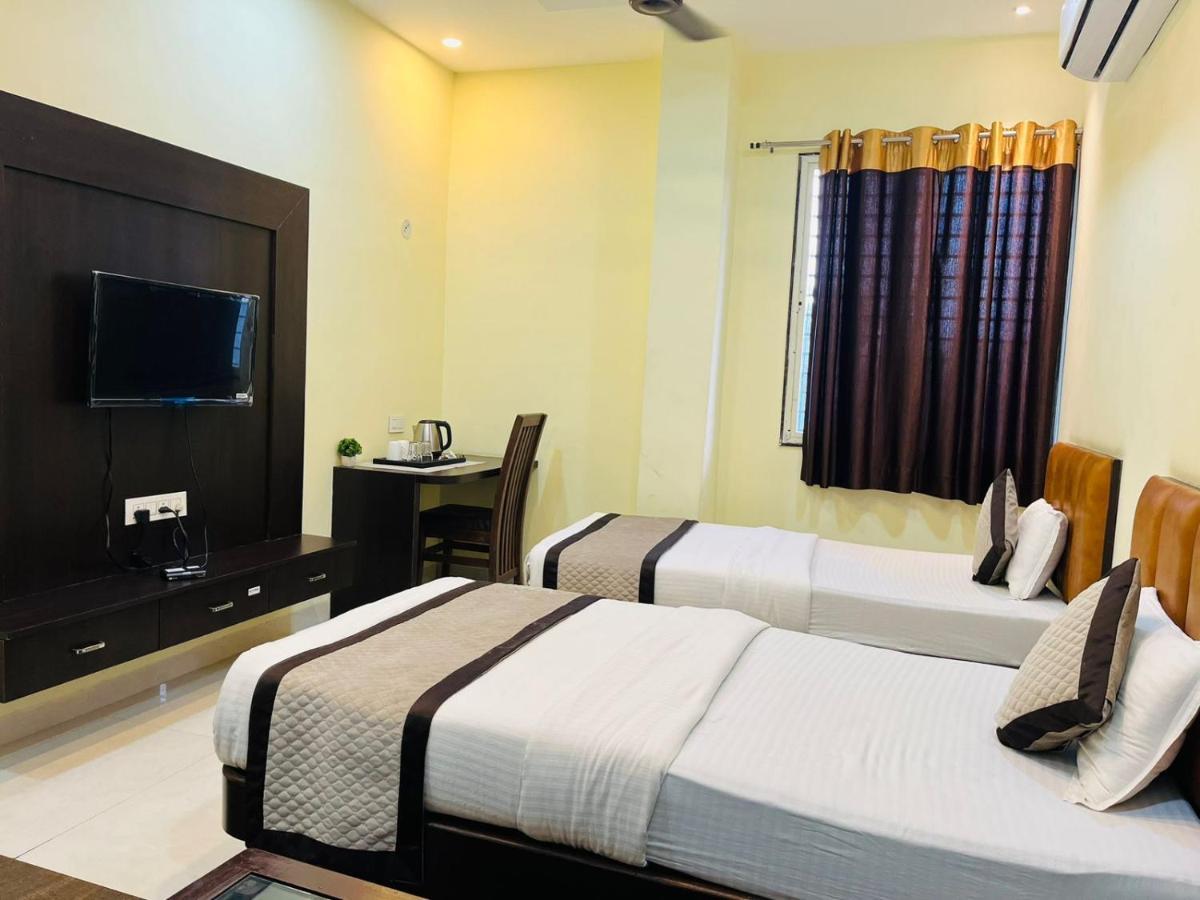 Jmc Hotel Lavish Akolia Bagian luar foto