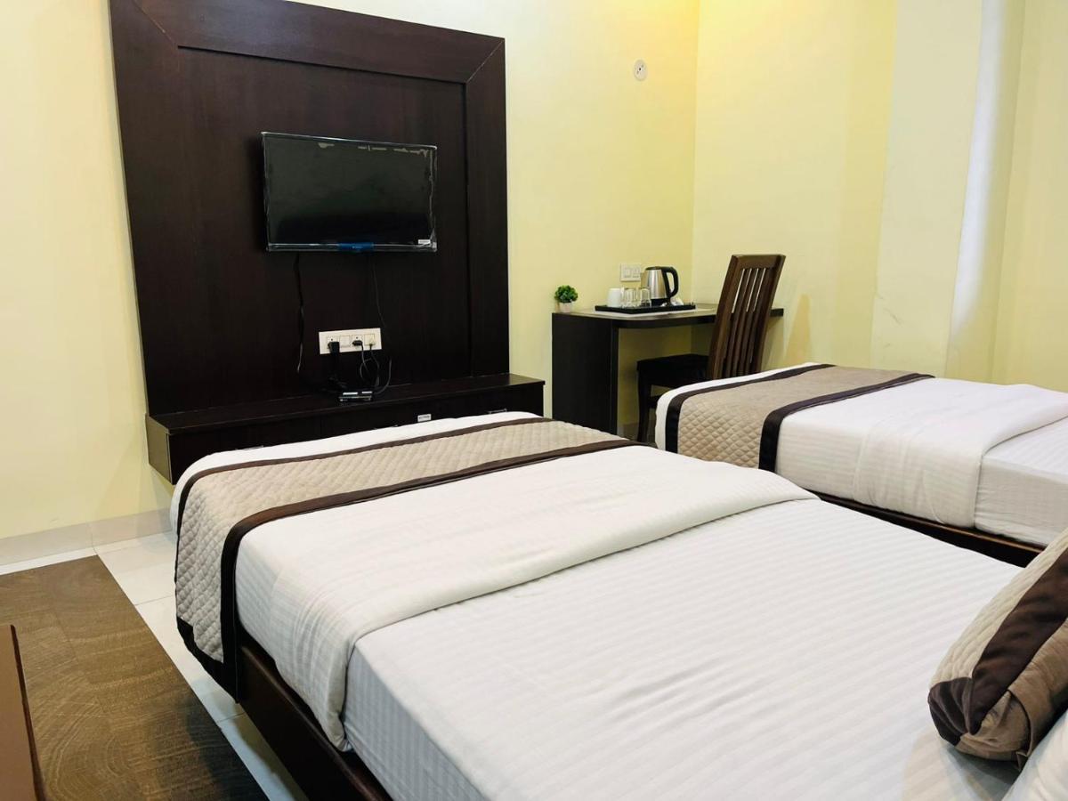 Jmc Hotel Lavish Akolia Bagian luar foto