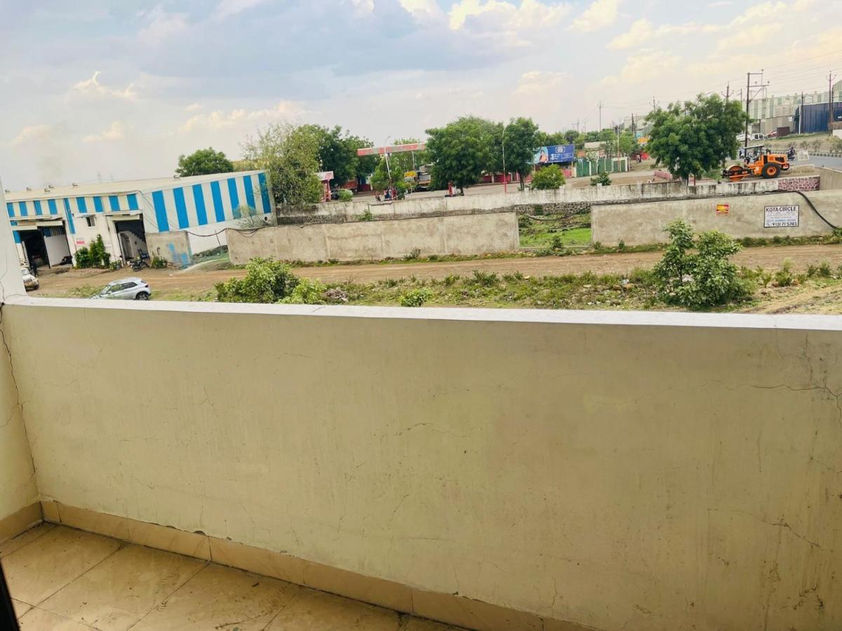 Jmc Hotel Lavish Akolia Bagian luar foto