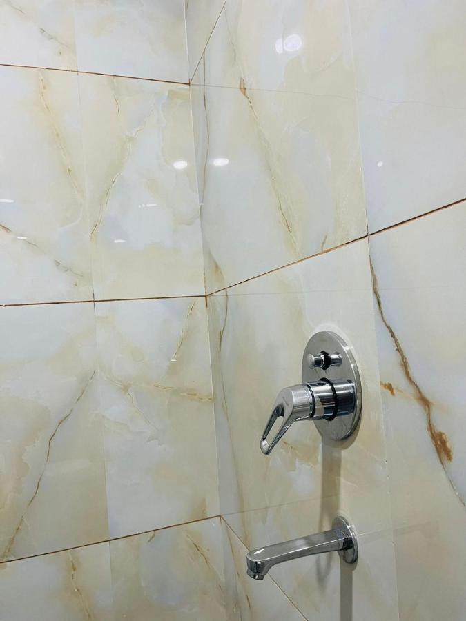 Jmc Hotel Lavish Akolia Bagian luar foto