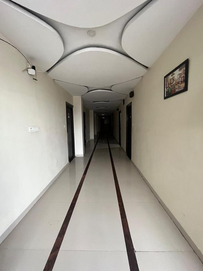 Jmc Hotel Lavish Akolia Bagian luar foto